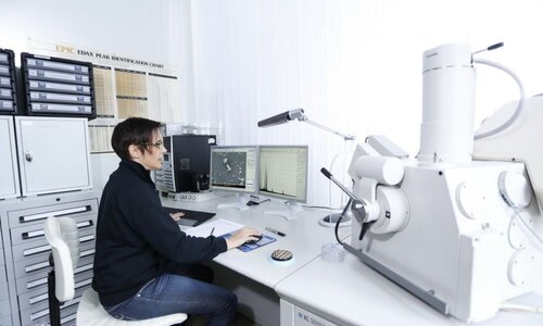 CRB GmbH | Dr. Benner en el microscopio electrónico de barrido | © CRB Analysis Service GmbH